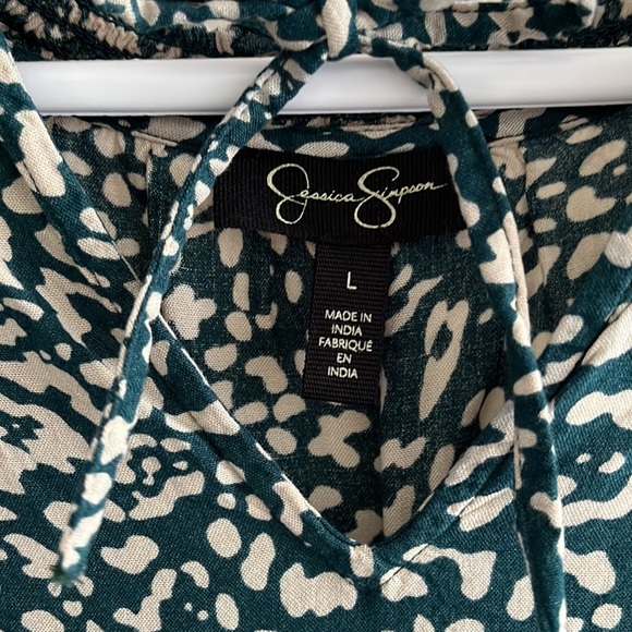 Green leopard print top / flutter sleeves - Picture 7 of 7